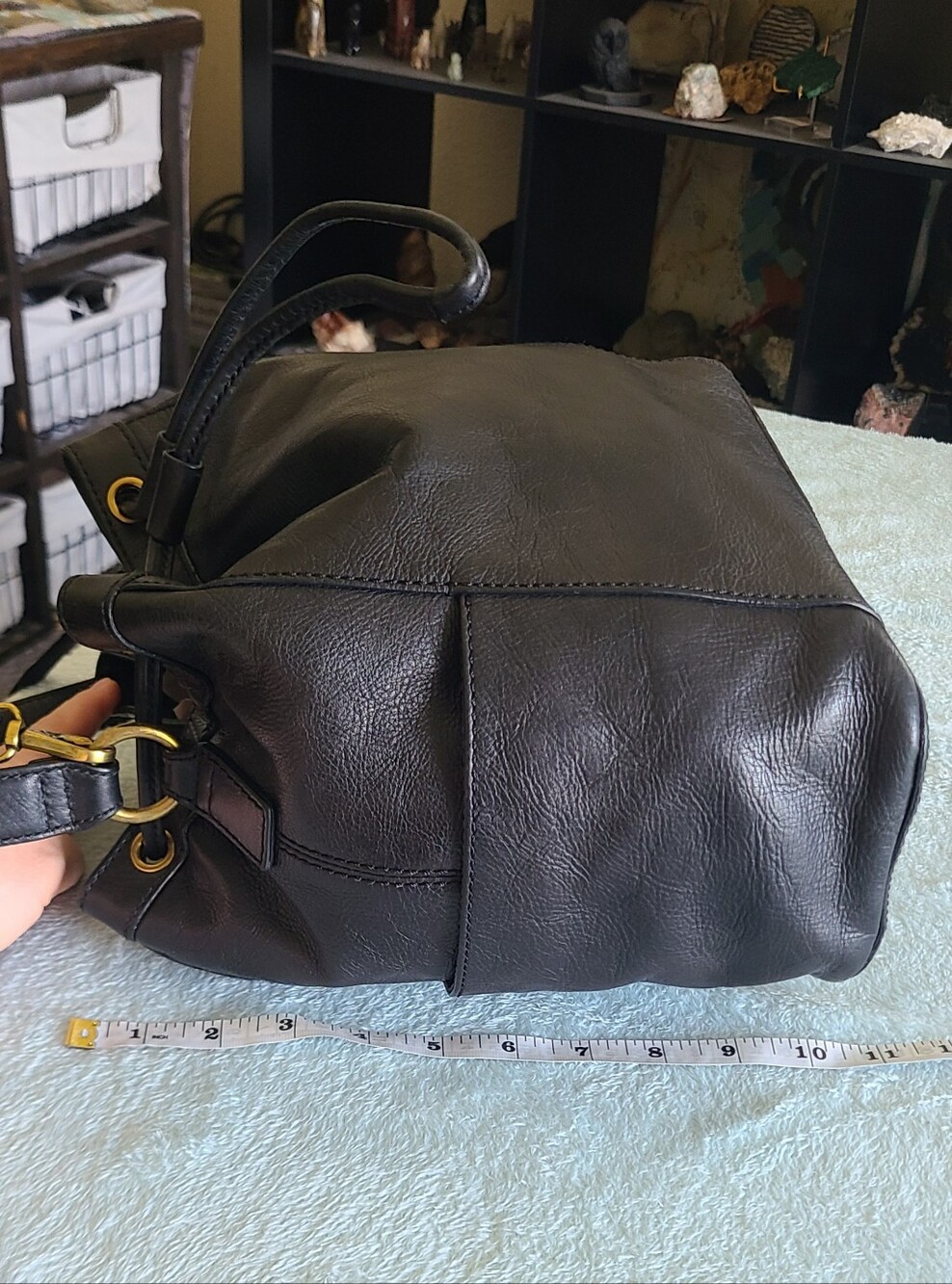 Vintage Fossil Black Leather Drawstring Shoulder Bag with Gold Hardware - Picture 10 of 13
